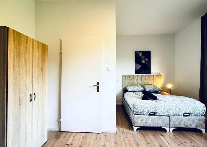 Apartment Budget Friendly House With Garden For 14 Guests *