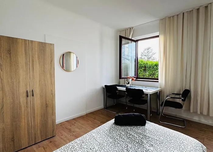 Apartment Budget Friendly House With Garden For 14 Guests *