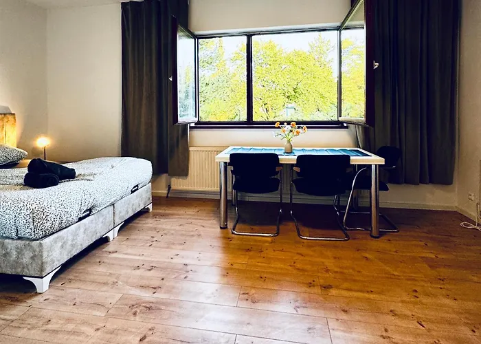 Apartment Budget Friendly House With Garden For 14 Guests