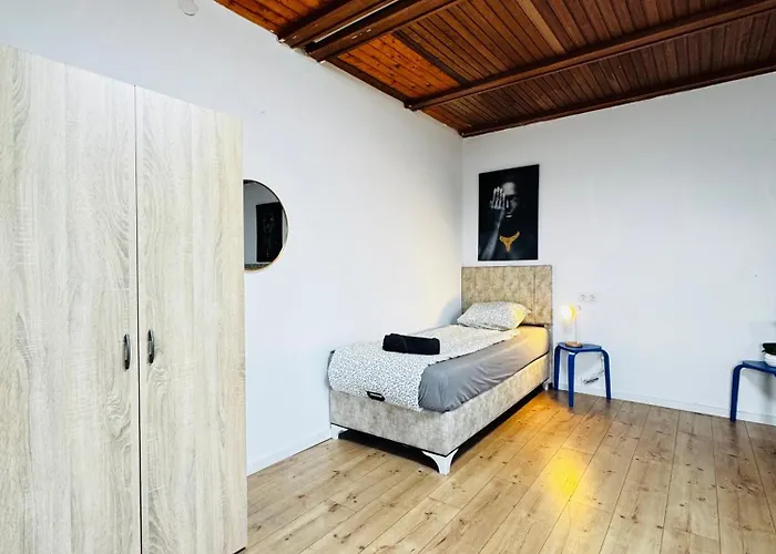 Apartment Budget Friendly House With Garden For 14 Guests *