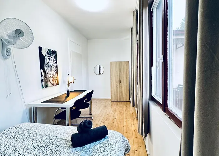 Apartment Budget Friendly House With Garden For 14 Guests *